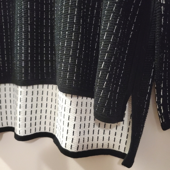 Eileen Fisher - Textured Line Print Top Silk Blend - Size M - Picture 6 of 7